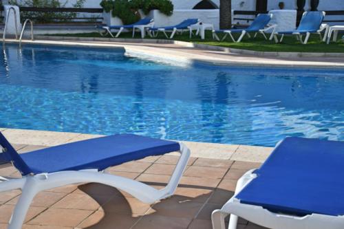 10.02 Swimming pool long chairs